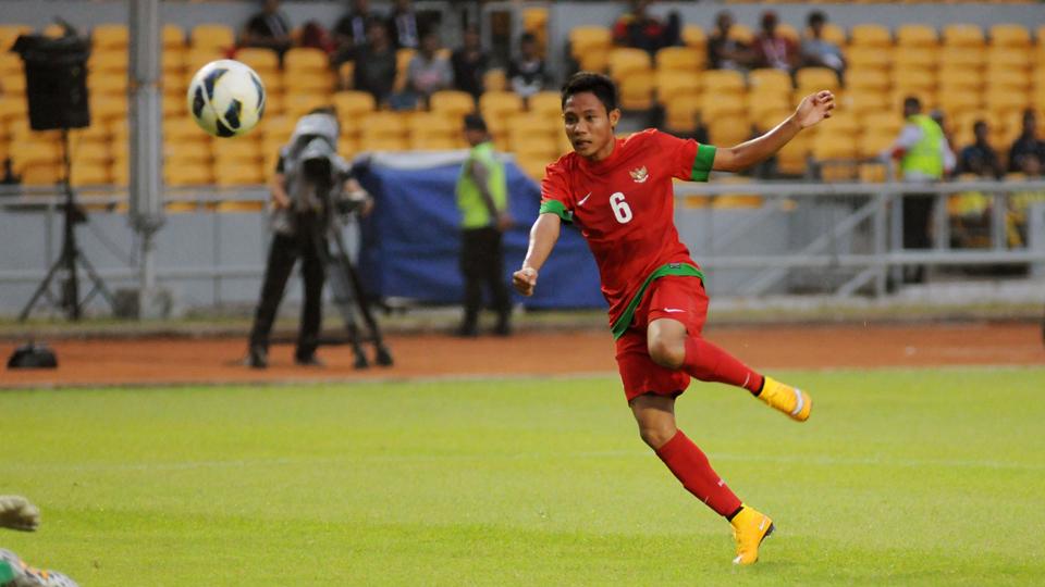 Pemain Timnas Indonesia, Evan Dimas saat mengeksekusi bola ke arah gawang lawan. Copyright: INTERNET