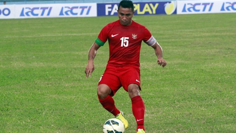 Firman Utina  saat mengontrol bola ke arah gawang lawan. Copyright: INTERNET