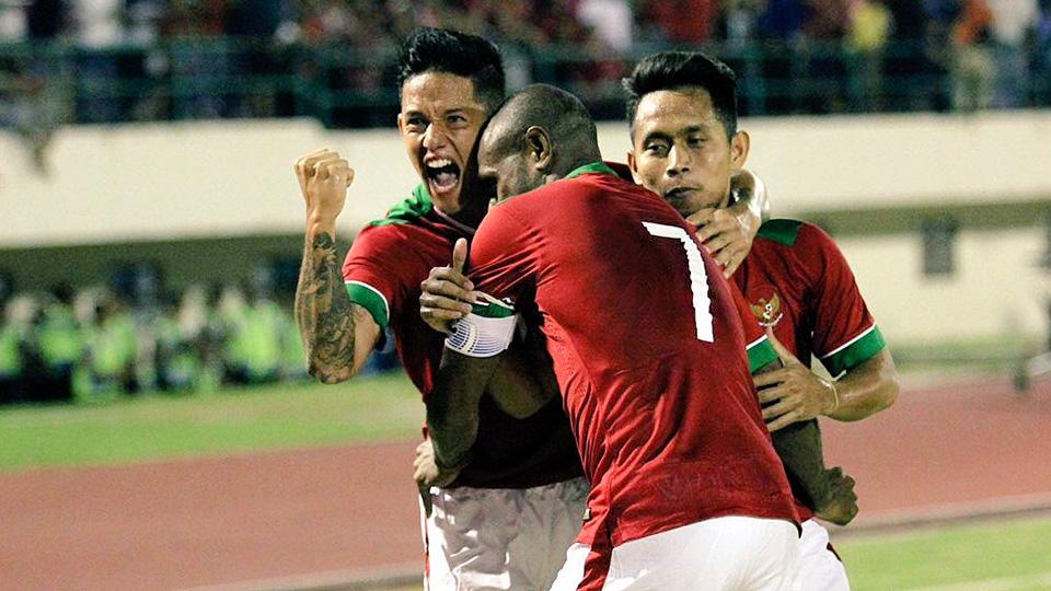 Irfan Bachdim saat merayakan gol bersama Boaz Solossa dan Andik Vermansyah, pertandingan persahabatan Indonesia vs Malaysia di Manahan Solo. Copyright: Internet