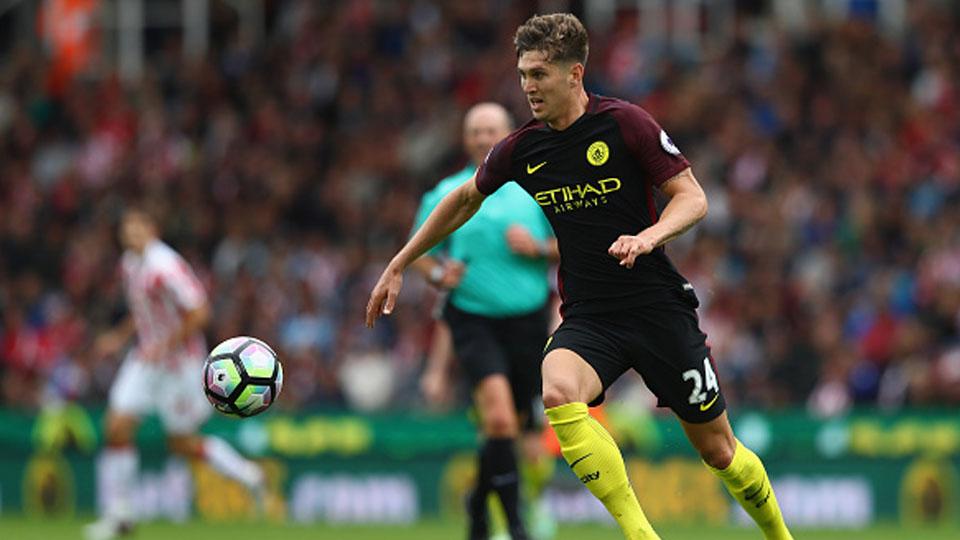 John Stones saat membela Manchester City. Copyright: internet