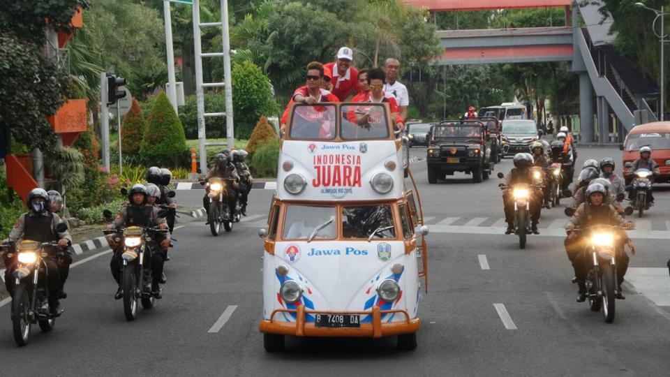 Menuju Kantor Gub. Jawa Timur, Menpora Imam Nahrawi mendampingi Owi/Butet parade pahlawan nasional. - INDOSPORT
