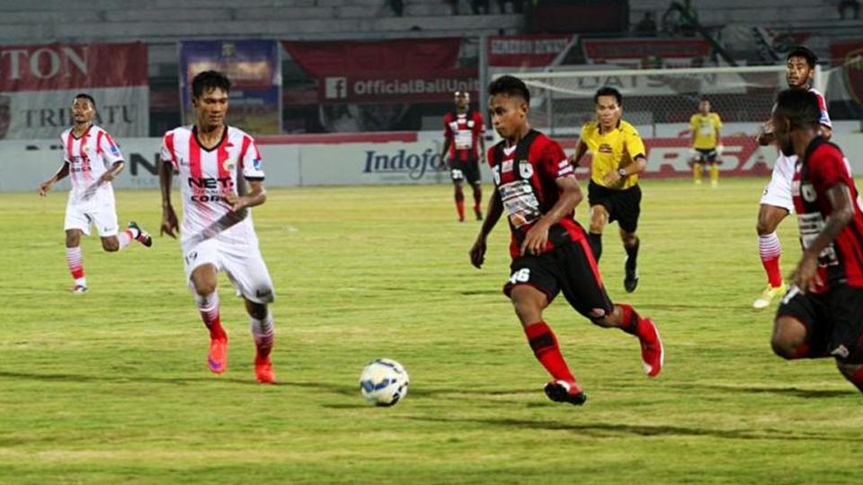 Pemain Persipura Jayapura saat mengontrol bola dan hadang pemain Persija Jakarta. Copyright: INTERNET