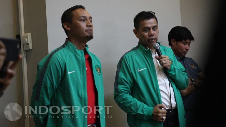 Azwan%20Karim%20%28kiri%29%20buka%20suara%20terkait%20indikasi%20Alfred%20Riedl%20yang%20tak%20mempunyai%20KITAS