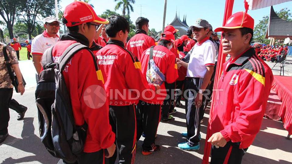 Kontingen%20PON%20Sumatera%20Barat%20dilepas%20secara%20resmi%20oleh%20Gubernur%20Irwan%20Prayitno.