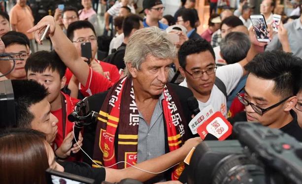 Mantan pelatih Manchester City, Manuel Pellegrini disambut para fans Hebei China Capital. Copyright: INTERNET