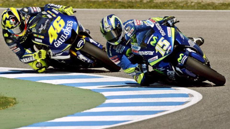 Valentino Rossi ketika berduel dengan Sete Gibernau di Jerez. Copyright: internet