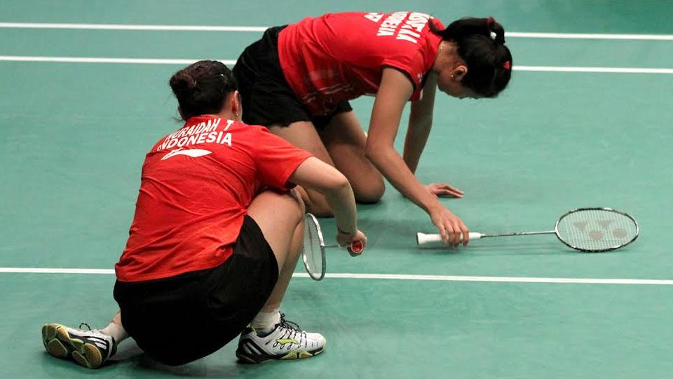 Ganda putri Tiara Rosalia/Rizki Amelia tertunduk lesu karena gagal ke babak final Indonesian Master 2016.