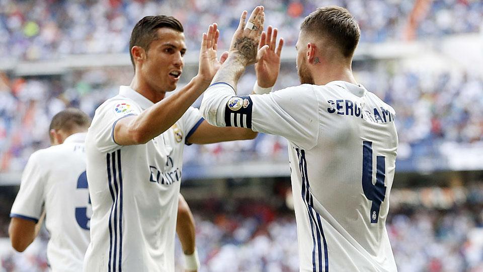 Sergio Ramos (kanan) dari Real Madrid merayakan kemenangan dengan Cristiano Ronaldo setelah mencetak gol ketiga tim mereka, pertandingan La Liga pertandingan antara Real Madrid CF dan CA Osasuna di Estadio Santiago Bernabeu (10/09/16). Copyright: Internet