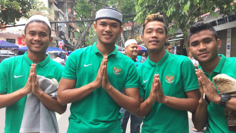 Pose skuat timnas U-19 usai melaksanakan ibadah sholat ied di perayaan Idul Adha 1437 H. Copyright: INTERNET