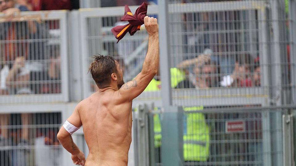 Francesco Totti melakukan selebrasi dengan membuka baju di hadapan fans klubnya, AS Roma. Copyright: INTERNET