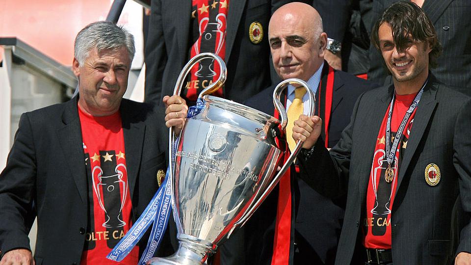 kiri-kanan: Carlo Ancellotti, Adriano Galliani dan Paolo Maldini foto bersama dengan trofi Liga Champions pada 24 Mei 2007. Copyright: INTERNET