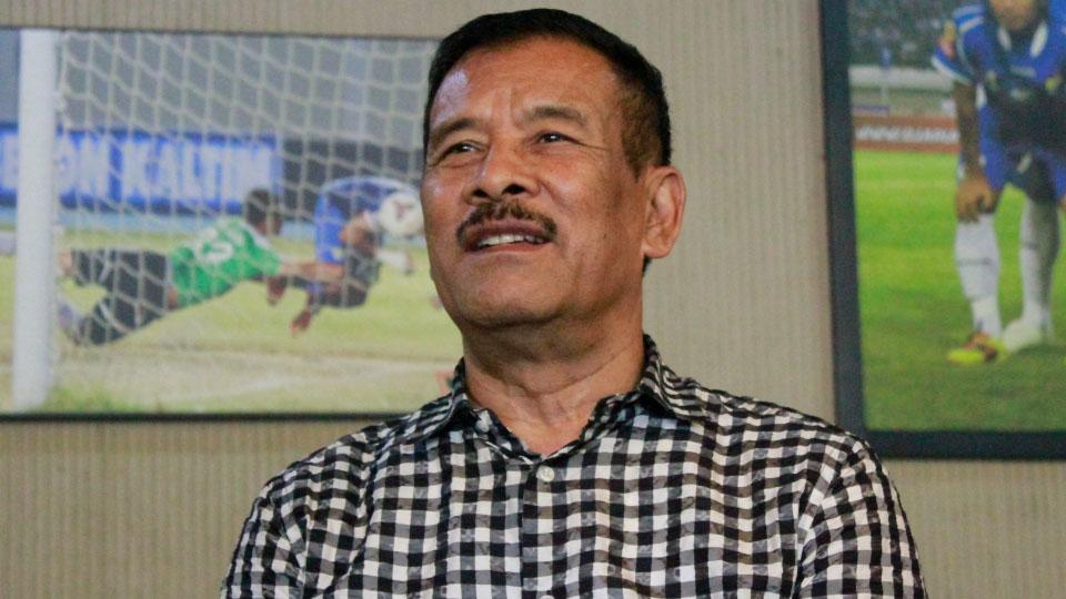 Manajer%20Persib%20Bandung%2C%20Umuh%20Muchtar%2C%20mengungkapkan%20mantan%20pemain%20Madura%20United%20FC%2C%20Erick%20Weeks%20Lewis%20melamar%20ke%20tim%20Maung%20Bandung.