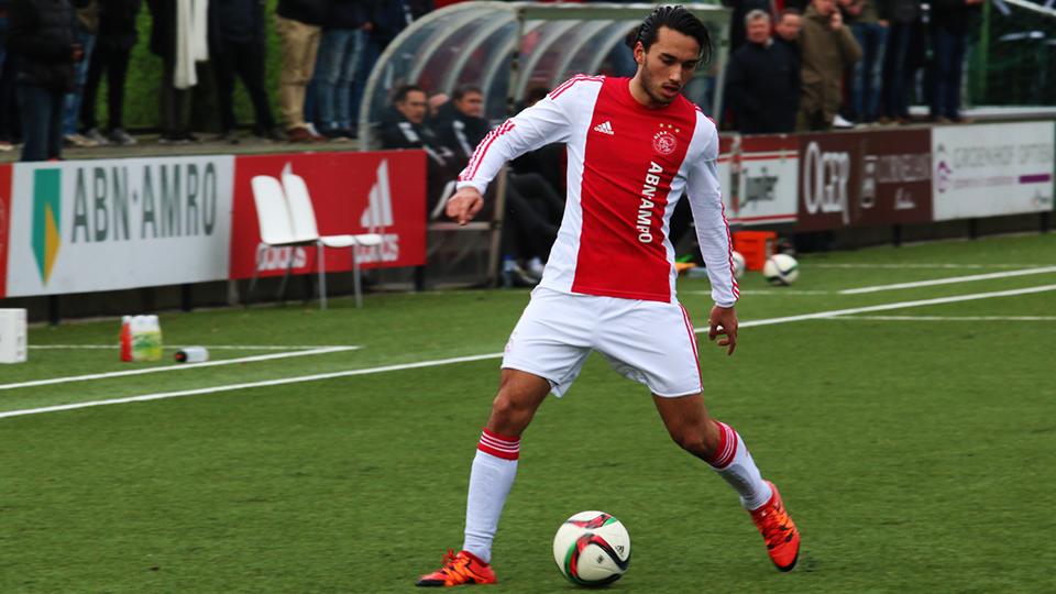 Aksi pemain Ajax Amsterdam keturunan Indonesia, Ezra Walian saat mengontrol bola. Copyright: INTERNET
