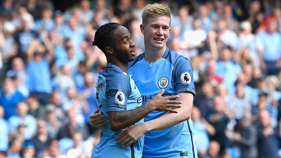 Raheem Sterling dan Kevin de Bruyne saat melakukan selebrasi pada laga Primer Inggris di Etihad Stadium, Minggu (18/09/16) dini hari WIB. Copyright: INTERNET