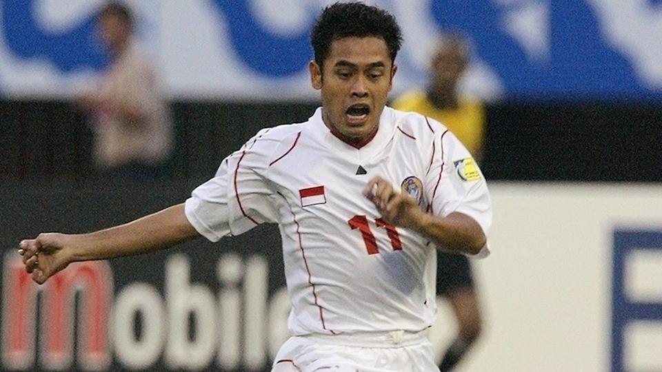 Ponaryo Astaman saat memperkuat Indonesia melawan Bahrain di Piala Asia 2004 di Shandong Sports Center, pada 25 Juli 2004. Copyright: INTERNET