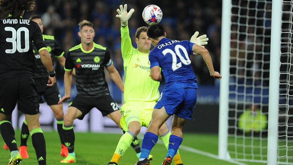 Momen gol Leicester City yang dicetak Shinji Okazaki ke gawang Chelsea pada menit ke-17. Copyright: INTERNET