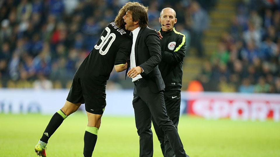 Antonio Conte melakukan selebrsai bersama David Luiz setelah Cesc Fabregas menambah skor menjadi 4-2 atas Leicester City. Copyright: INTERNET