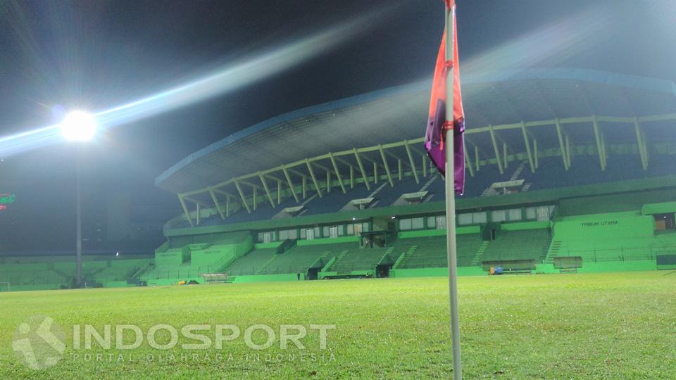kondisi rumput dan lampu stadion gajayana Copyright: Ian Setiawan/INDOSPORT