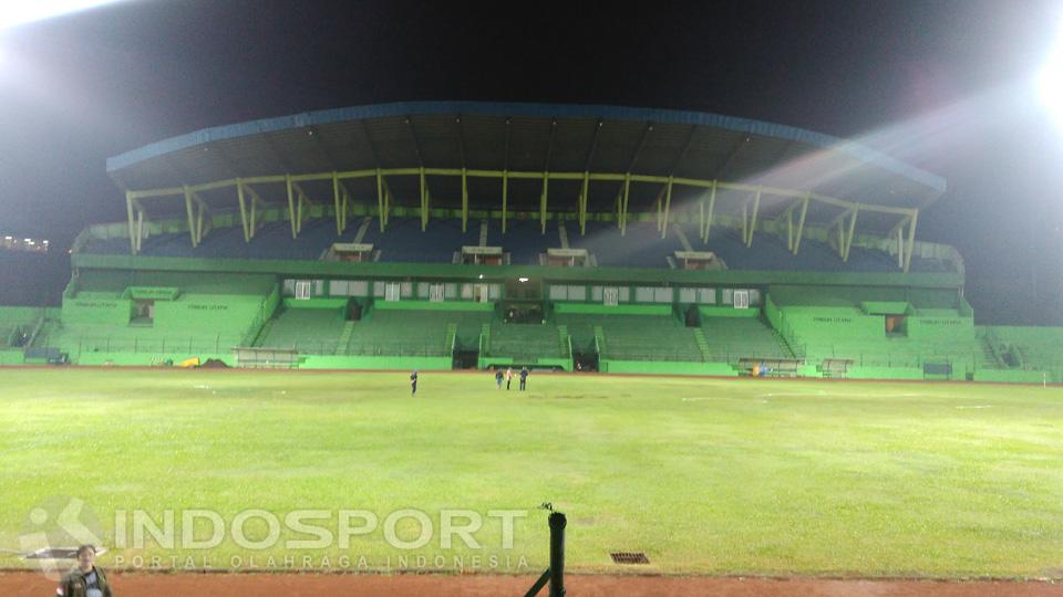 kondisi rumput dan lampu stadion gajayana Copyright: Ian Setiawan/INDOSPORT