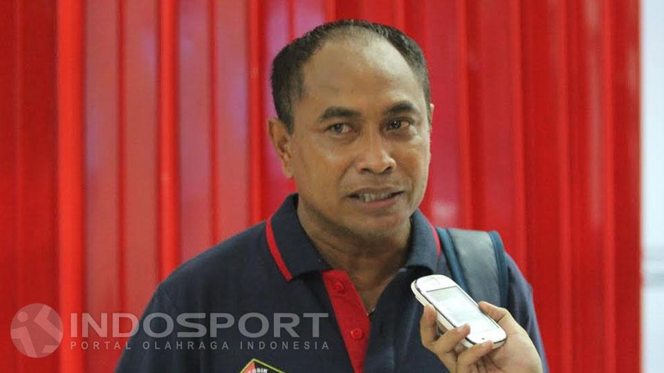 Pelatih Persik Kediri, Kas Hartadi, saat diwawancara. Copyright: Ian Setiawan/INDOSPORT