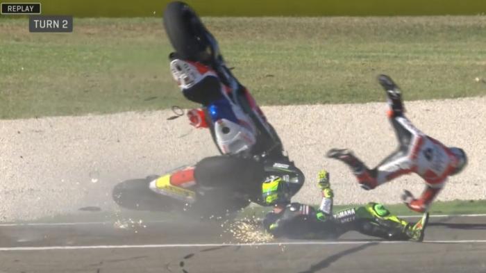 Kecelakaan Danilo Petrucci dan Pol Espargaro di sesi latihan MotoGP Aragon. Copyright: INTERNET