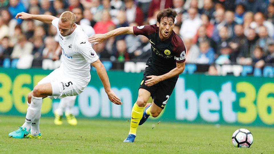 Aklsi David Silva saat Man City bertandang ke Swansea City pada 24/09/16. Copyright: INTERNET