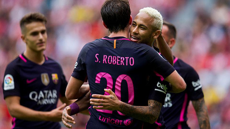 Sergi Roberto merayakan gol bersama Neymar saat membantai Sporting Gijon. Copyright: internet