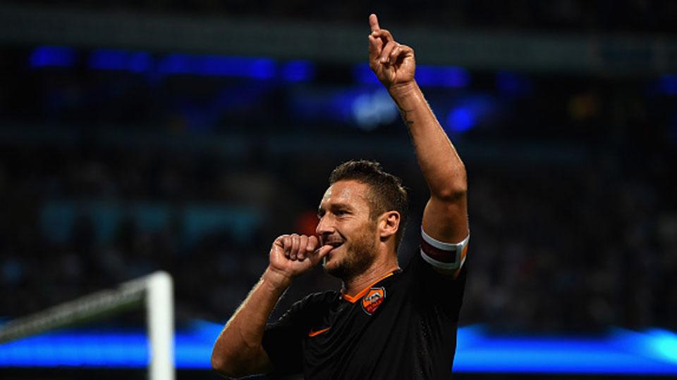 Francesco Totti melakukan selebrasi ketika membobol gawang Manchester City pertandingan Liga Champions Grup E musim lalu. Copyright: internet