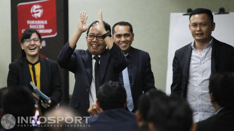 Ketua PT GTS Joko Driyono (kedua dari kiri) usai membuka acara Evaluasi Perangkat Pertandingan dan Sosialisasi Laws of The Game. Copyright: Herry Ibrahim/INDOSPORT