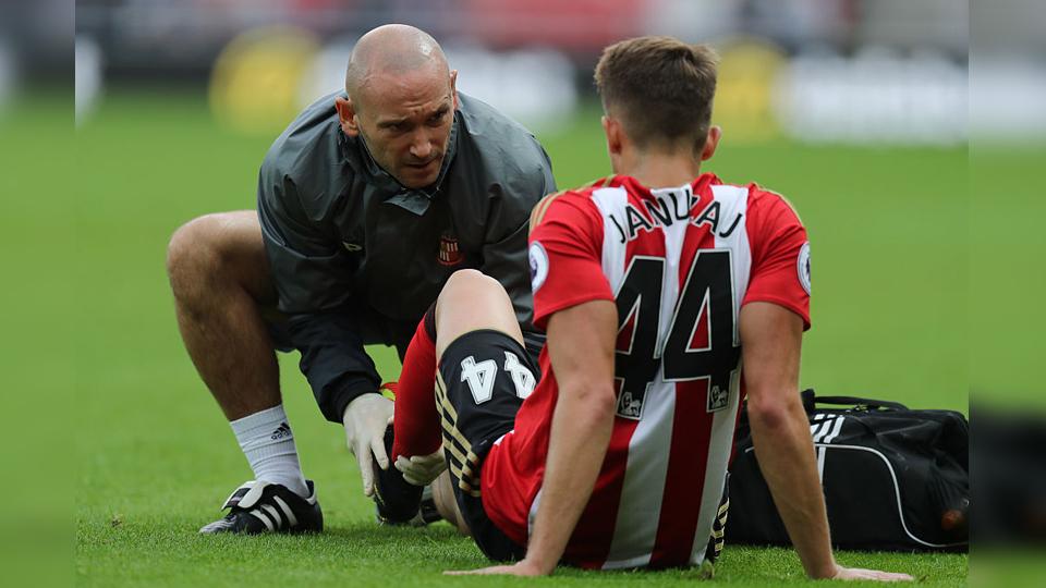 Adnan Januzaj saat dibantu Fisioterapi (24/09/16). Copyright: INTERNET