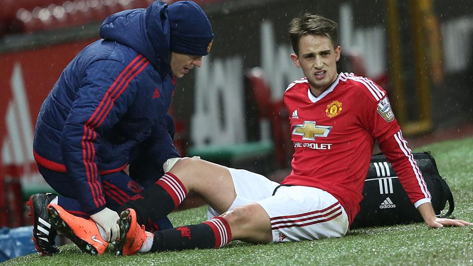 Adnan Januzaj menerima perawatan dari Fisioterapi Manchester United (08/02/16). - INDOSPORT