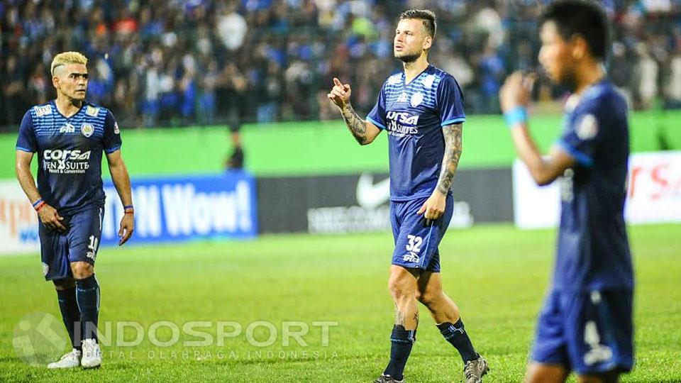 Nick%20Kalmar%20%28tengah%29%20dan%20Cristian%20Gonzales%20saat%20melawan%20Mitra%20Kukar.