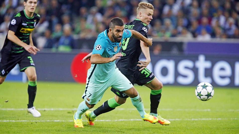 Arda Turan bersaing dengan pemain Borussia Monchengladbach untuk mendapat bola. Copyright: INTERNET