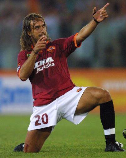 Gabriel Batistuta melakukan selebrasi ketika masih memperkuat AS Roma. Copyright: internet