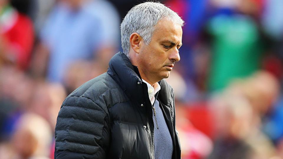 Jose Mourinho tertunduk lesu di laga melawan Stoke City. - INDOSPORT