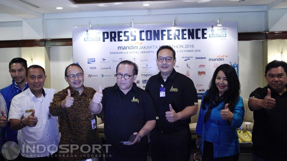 Chairman Jakarta Marathon, Sapta Nirwandar (tengah) bersama seluruh narasumber foto bersama usai acara Press Conference Jakarta Marathon 2016. - INDOSPORT