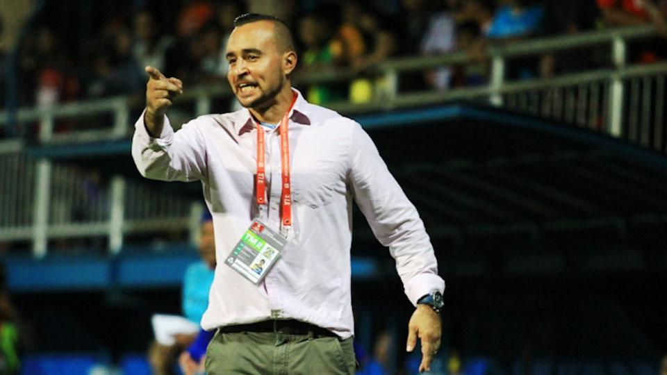 Jaino Matos memberikan instruksi kepada para pemainnya. Copyright: internet