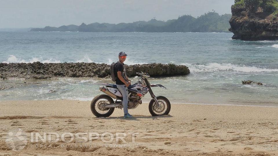 Ivan Pedro Wuner, rider unggulan Indonesia berpose berlatar keindahan Pantai Bengkung.