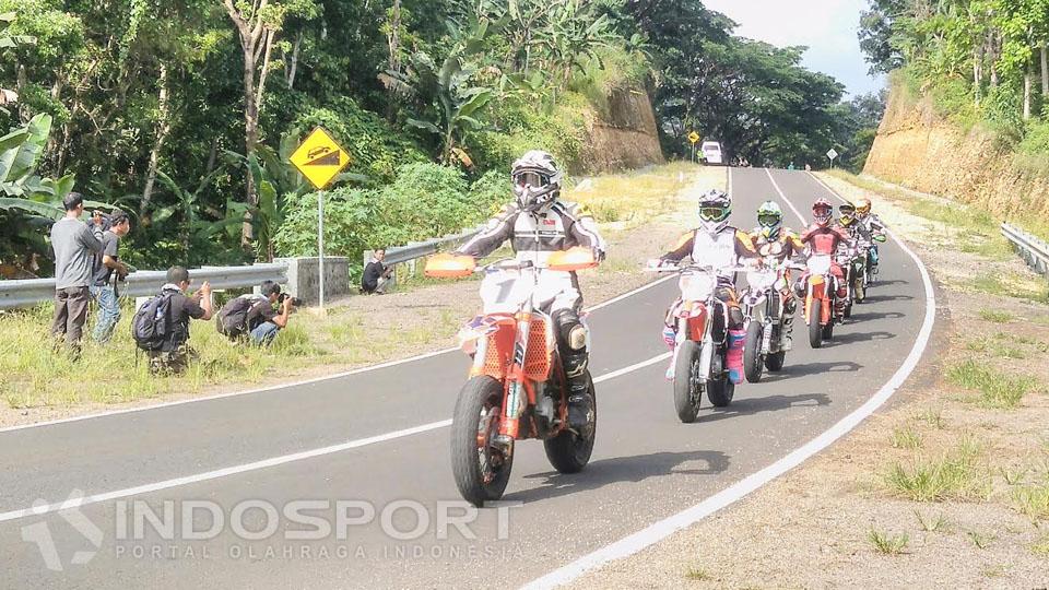 Rider unjuk kebolehan dalam konvoi melintasi Jalan Lintas Selatan Kabupaten Malang.