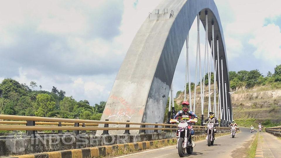 Rider melintasi jembatan penghubung Pantai Bengkung dan Bajulmati.