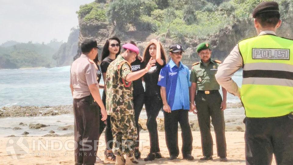 Beberapa anggota TNI, Polisi, beserta jajarannya mengarahkan pose para Sexy Girl untuk berfoto bersama.