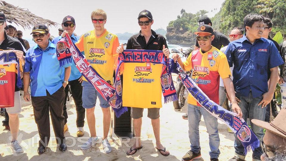 Rider dari Inggris, Australia, dan Malaysia berpose dengan syal dan jersey Arema Cronus.