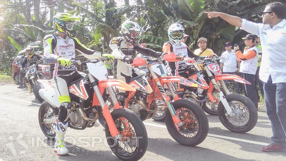 Rider menunggu aba-aba CEO ASG, Shateswaran Mayachandran sebelum konvoi.