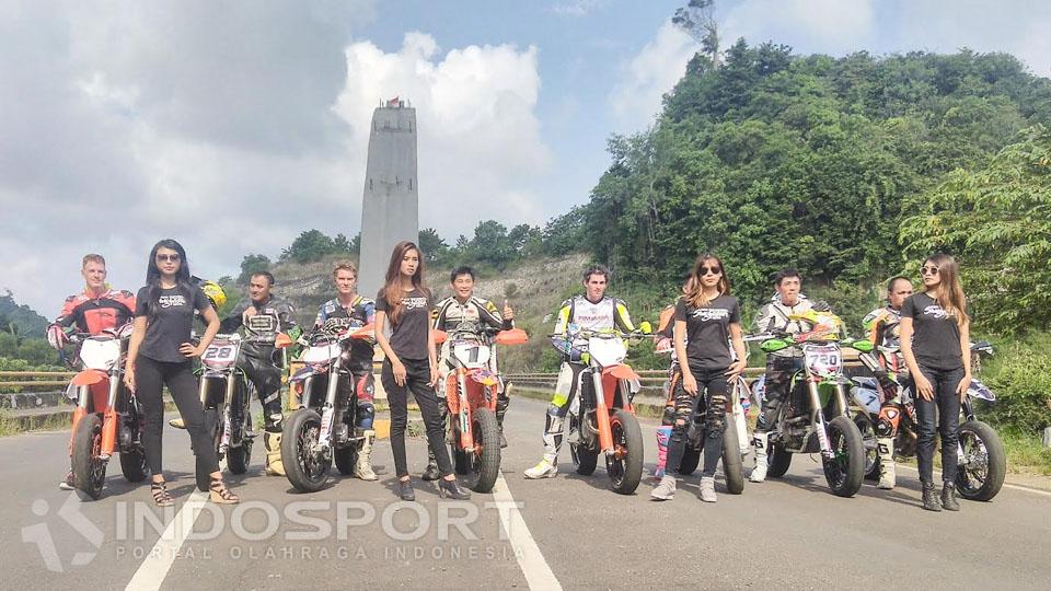 Riders%20berpose%20dengan%20sexy%20girl%20di%20depan%20awak%20media%20pada%20event%20FIM%20Asia%20Supermoto%20Championship%202016.
