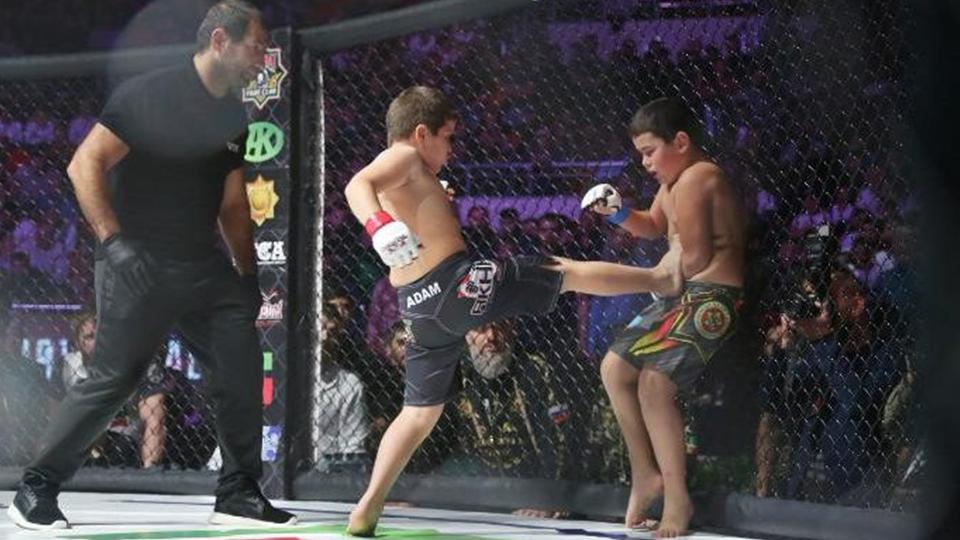 Aksi Adam Kadyrov, anak Presiden Chechnya, Ramzan Kadyrov yang baru berusia 8 tahun di arena UFC. Copyright: INTERNET