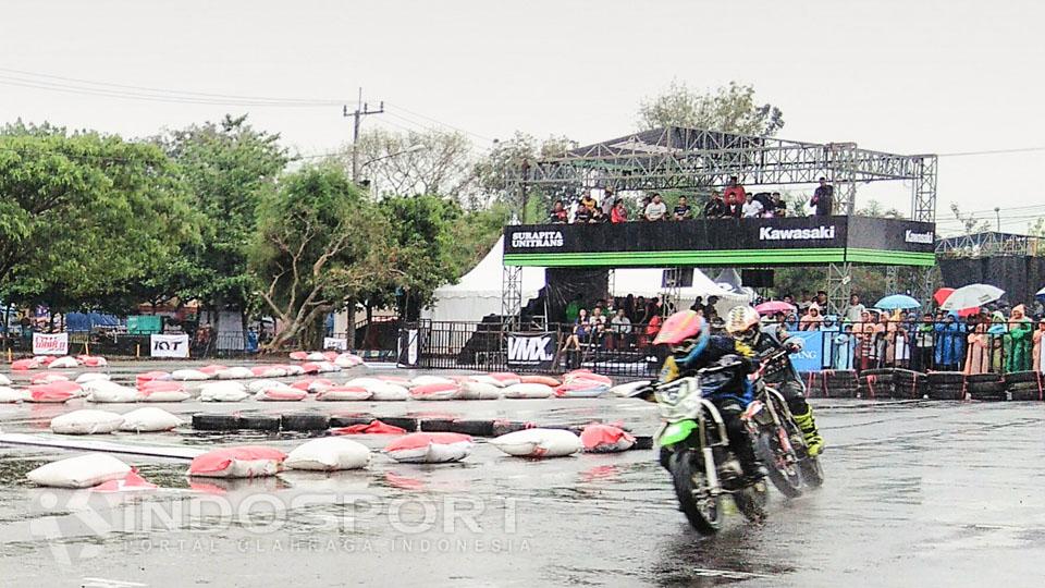 Animo%20penonton%20yang%20hadir%20di%20sirkuit%20parkir%20luar%20Stadion%20Kanjuruhan%20Malang%20tergolong%20tinggi%20menyaksikan%20latihan%20bebas%20dan%20kualifikasi%20pada%20hari%20pertama%20FIM%20Asia%20Supermoto%20Championship%2C%20Sabtu%20%2808%2F10