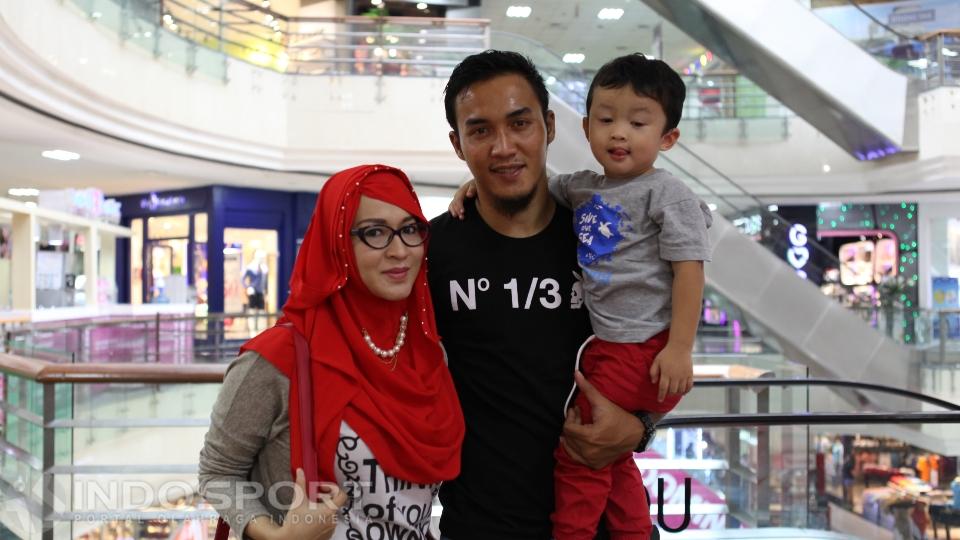 Gunawan Dwi Cahyo bersama anak dan istrinya. - INDOSPORT