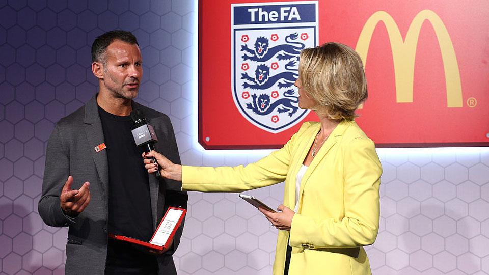 Jacqui Oatley di atas panggung dengan Ryan Giggs (07/08/16) Copyright: INTERNET