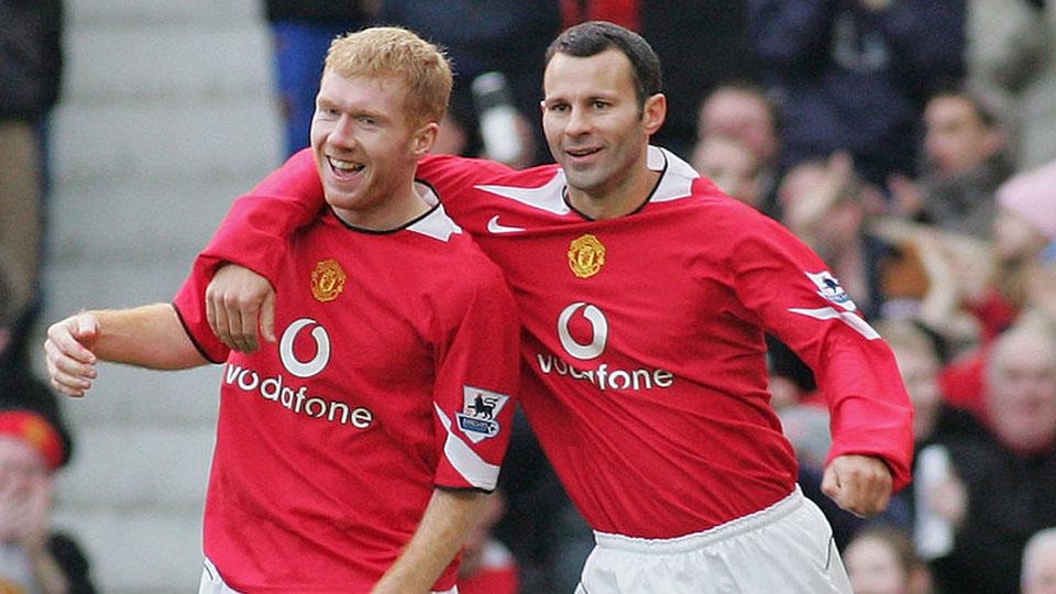 Paul Scholes dan Ryan Giggs selebrasi (20/11/04) Copyright: INTERNET