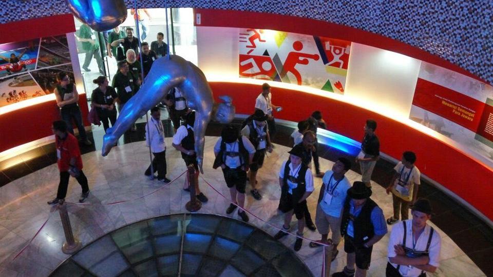 Para delegasi negara-negara peserta TAFISA Games 2016 saat mengunjungi Museum Olahraga Nasional yang dikelola Kemenpora, di Taman Mini Indonesia Indah, Jakarta, Selasa (11/10).